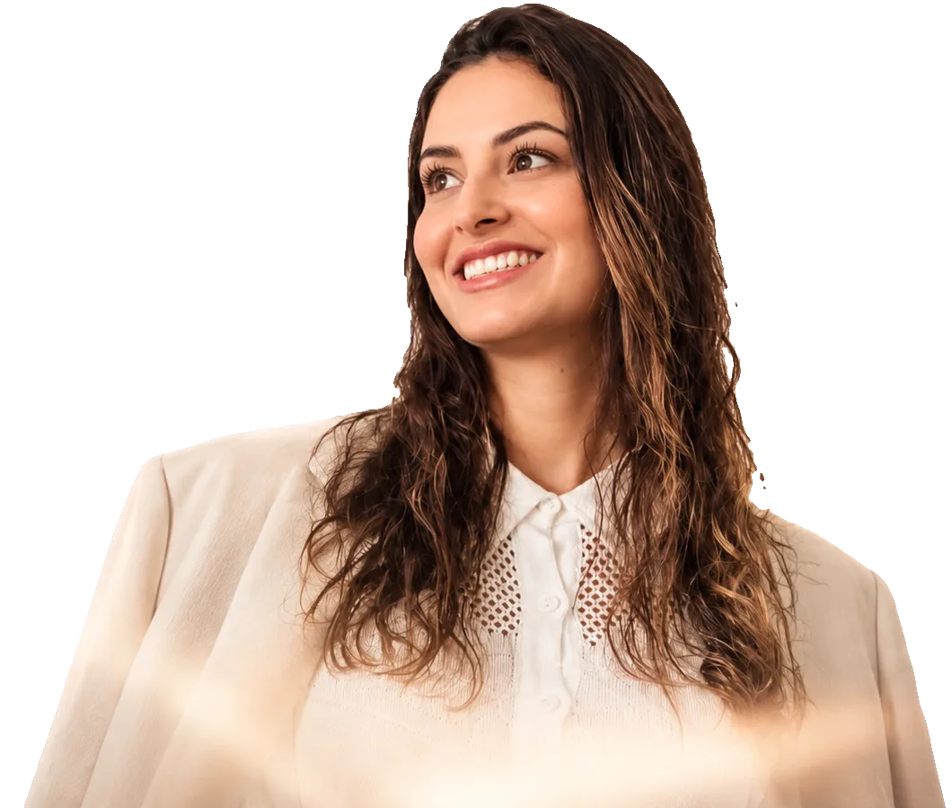 Dra. Natália Oliveira sorrindo, de blazer claro e camisa branca