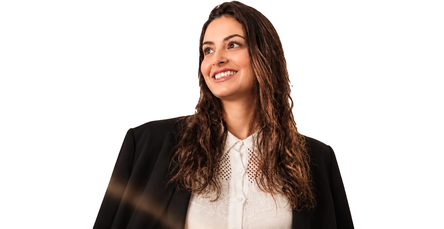 Dra. Natália Oliveira sorrindo, de blazer preto e camisa branca, olhando para o lado